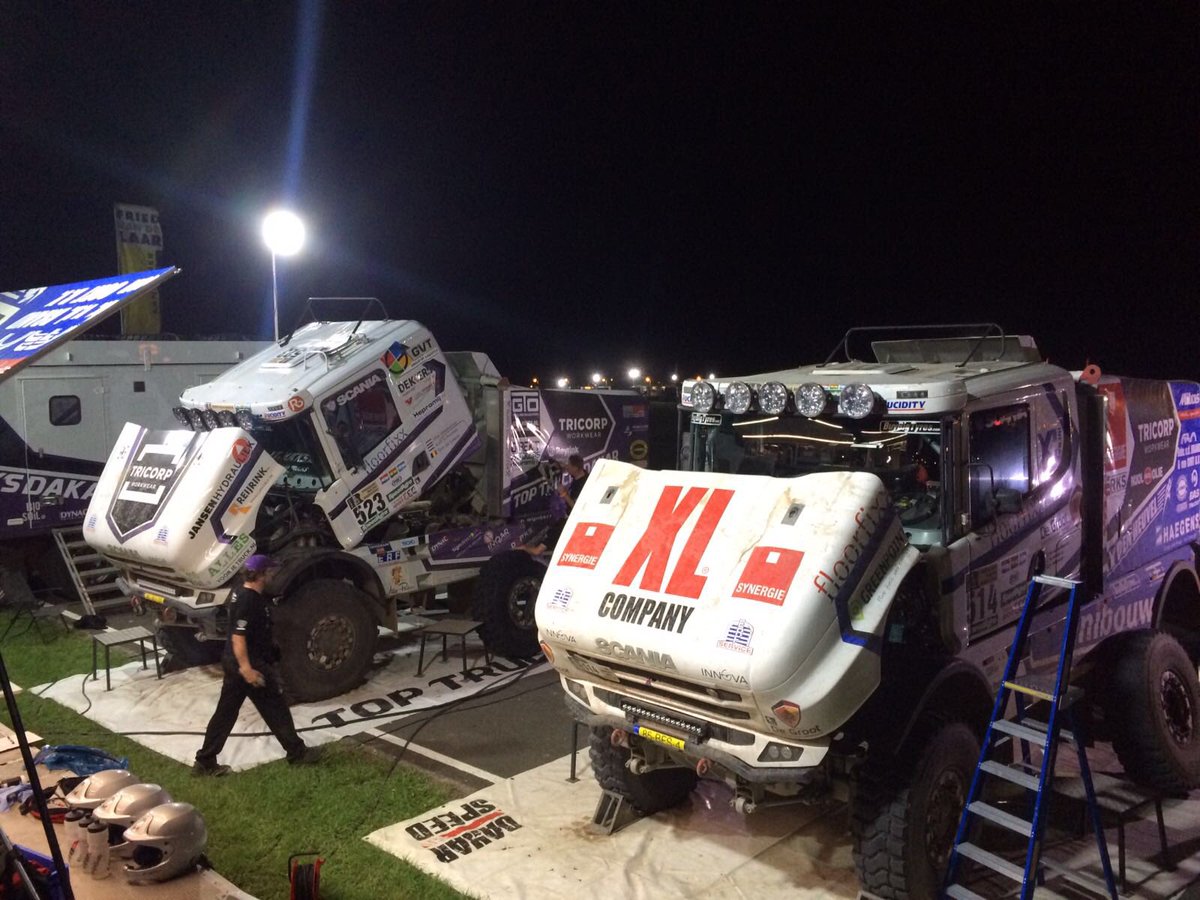 teamtoptrucks's tweet photo. In het bivak wordt door de topmonteurs keihard gewerkt om de trucks weer tip top aan de start te krijgen van de 2de etappe.
#Dakar2017 https://t.co/MgQyp9dh0e