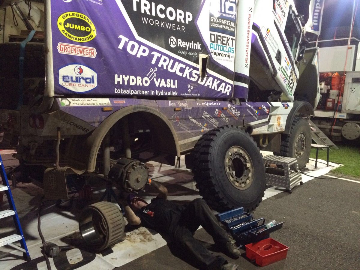 teamtoptrucks's tweet photo. In het bivak wordt door de topmonteurs keihard gewerkt om de trucks weer tip top aan de start te krijgen van de 2de etappe.
#Dakar2017 https://t.co/MgQyp9dh0e