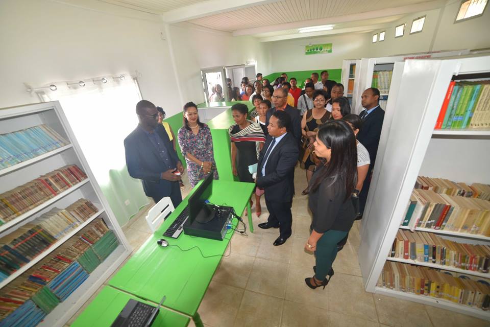 Un centre de documentation et d’information aux normes pour les élèves. Un grand merci à Vivo Energy Madagascar
education.gov.mg/partenariat-so…