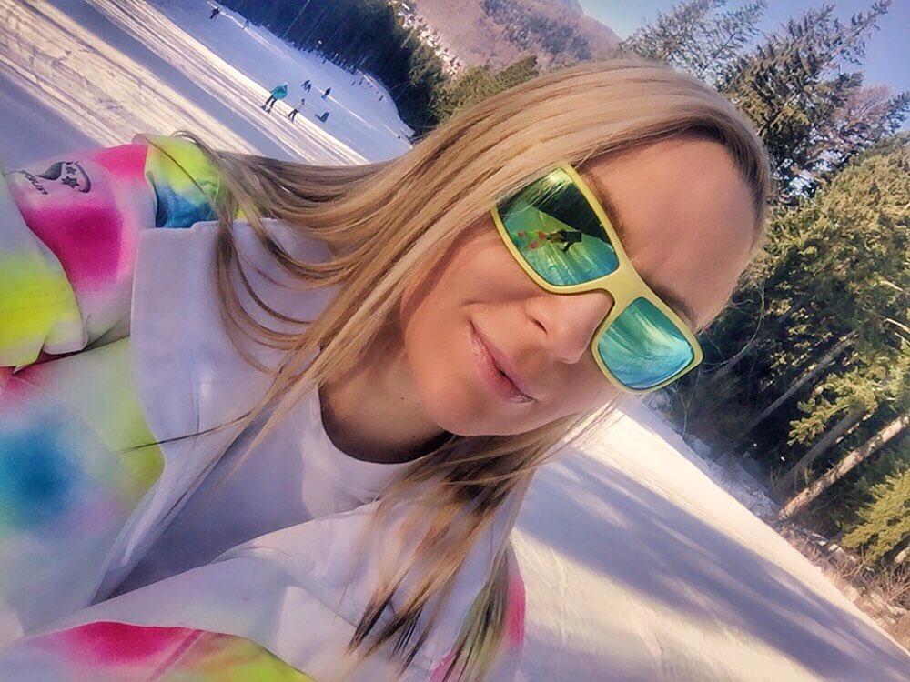 HauteAndHeart's tweet photo. Va fi o zi bună 🍷❄️🎿 

#winterish #morningrun #letsgetlost #mountaintop #goodvibes #stylediaries #skiaddict #snowwhite #fashiondiaries https://t.co/He5dzmcr9K