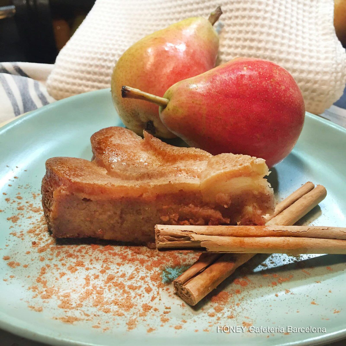 El pastel de pera y canela 🍐 Una jugosa receta saludable y con mucho sabor. Empieza tus mañanas con una porción de pastel y un café ☕️🍰