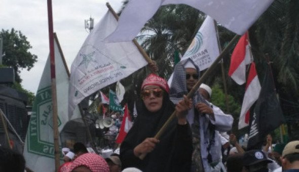 geloraco's tweet photo. Demonstran asal Kampung Ahok Minta Ahok Segera Dikerangkeng
 https://t.co/jTPQ7Op7Gu https://t.co/TH9E9pYMrO