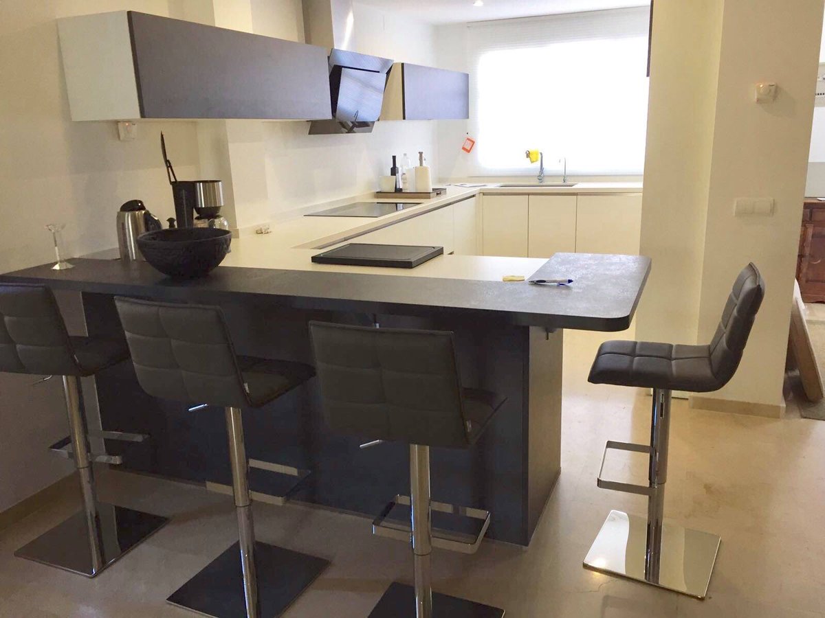ig_lucena's tweet photo. #Cocina totalmente reformada ¿Qué os parece? A nosotros nos encanta
#IGLucena #Construcciones #Marbella #Reformas #Kitchen #ModernKitchen https://t.co/SmjJaFpPxv