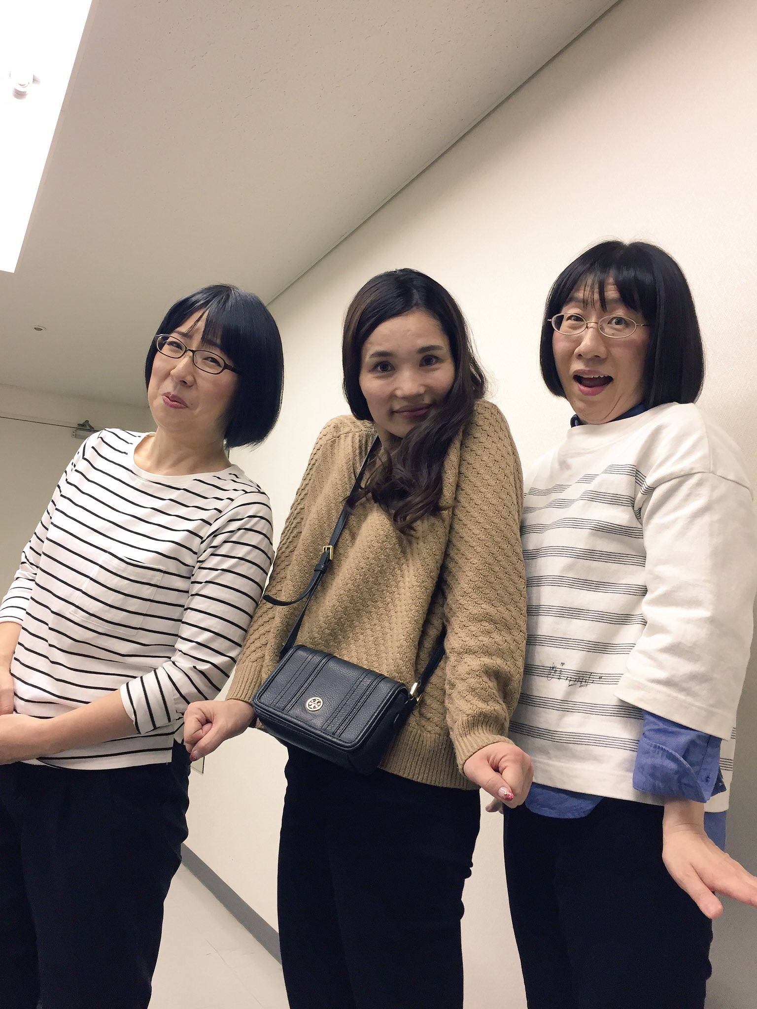 تويتر 阿佐ヶ谷姉妹 ワタナベエリコ على تويتر 2日の イロモネア 2ステージでのんびりネタをしてしまい 敗退 でも ウンナンさんに紙で包んだお金渡せてよかったです 写真は 私服でも可愛い平野ノラさん 横澤夏子さんと そして 帰り道の赤信号で まさかの