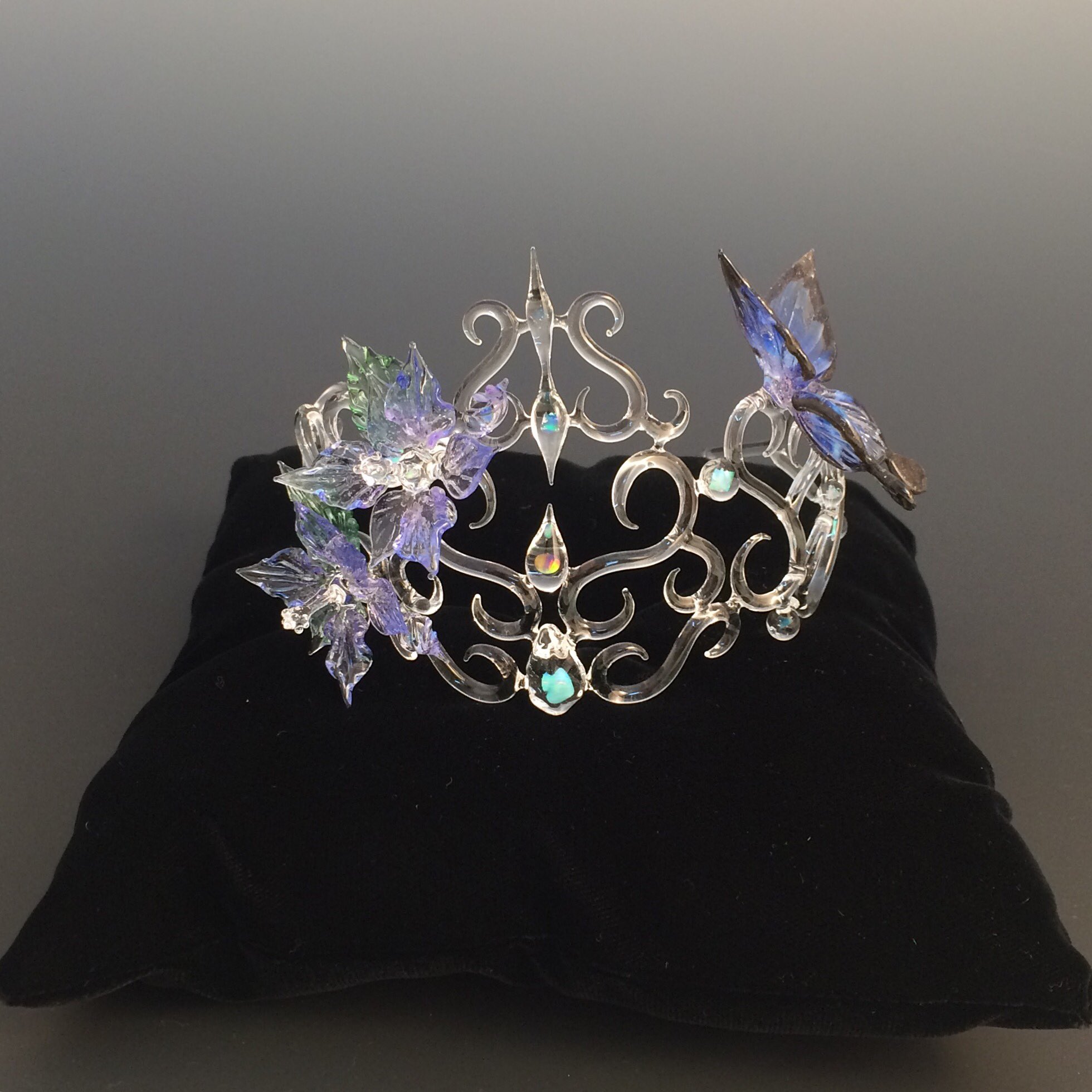 تويتر Glass工房ココロイロ على تويتر Dear Shine Lily ガラスのティアラ オーダー品です 蝶 と花をつけたもので蝶はほんの少しオパリンを使用 背景が黒だと少し青みがかって幻想的です ガラス ティアラ ココロイロ T Co W6ozwdnqjf
