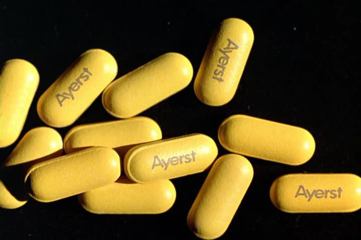 《글렌 굴드에 관한 32개의 이야기》(1993)_굴드는 그가 처음 발매한 <바흐: 골드베르크 변주곡>으로 엄청난 명성을 얻게 되었습니다. 이에 전 세계에서 연주를 요청하는 주문이 쏟아졌고, 군중을 두려워하던 굴드는 날이 갈 수록 견디기 힘들어했습니다.