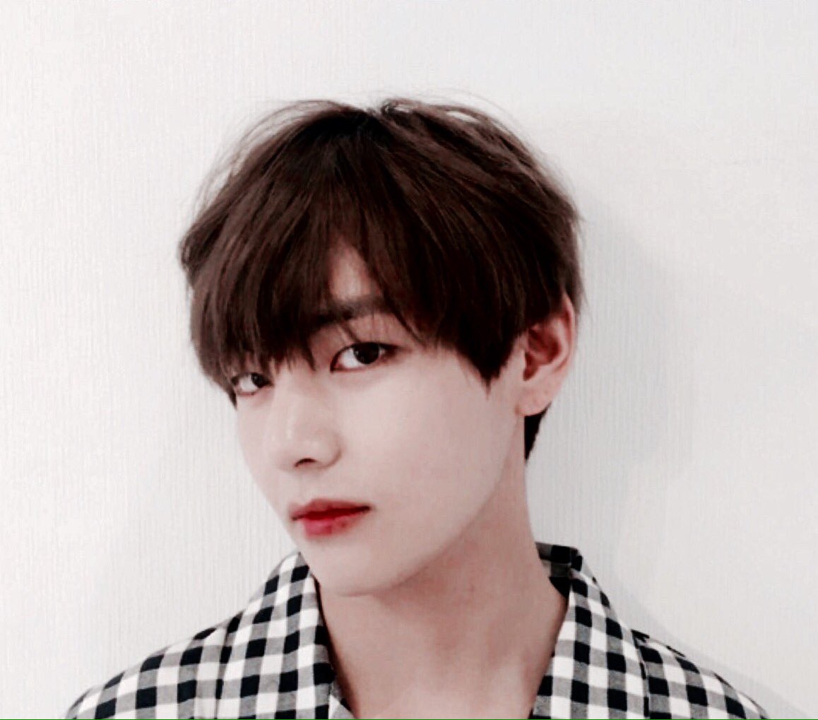 taeruified's tweet photo. me without you is like:
a sneaker without laces,
a geek without braces,
asentencewithoutspaces. 🌸

#ARMYSelcaDay https://t.co/Yk6h5hux66