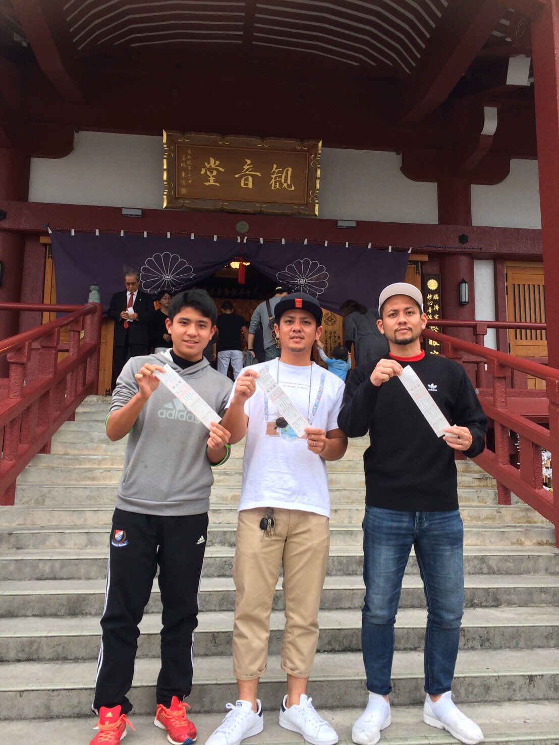 比嘉 祐介 兄弟３人初詣 初めて兄弟で写メとった 29 27 14歳 似てるかな T Co 8t6l34kjze Twitter
