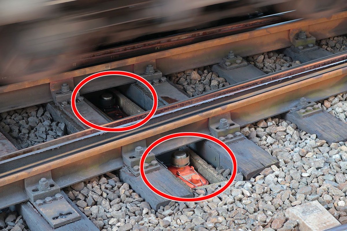 阪急電鉄 公式 ポイント融雪器 別名 融雪カンテラ の自己紹介の話題がすごく拡散していますね 先ほど駅へ行って 設置している様子を撮ってきました 赤の で囲ってある部分がそうです もちろん 必要のない時は火は付けていません U字溝