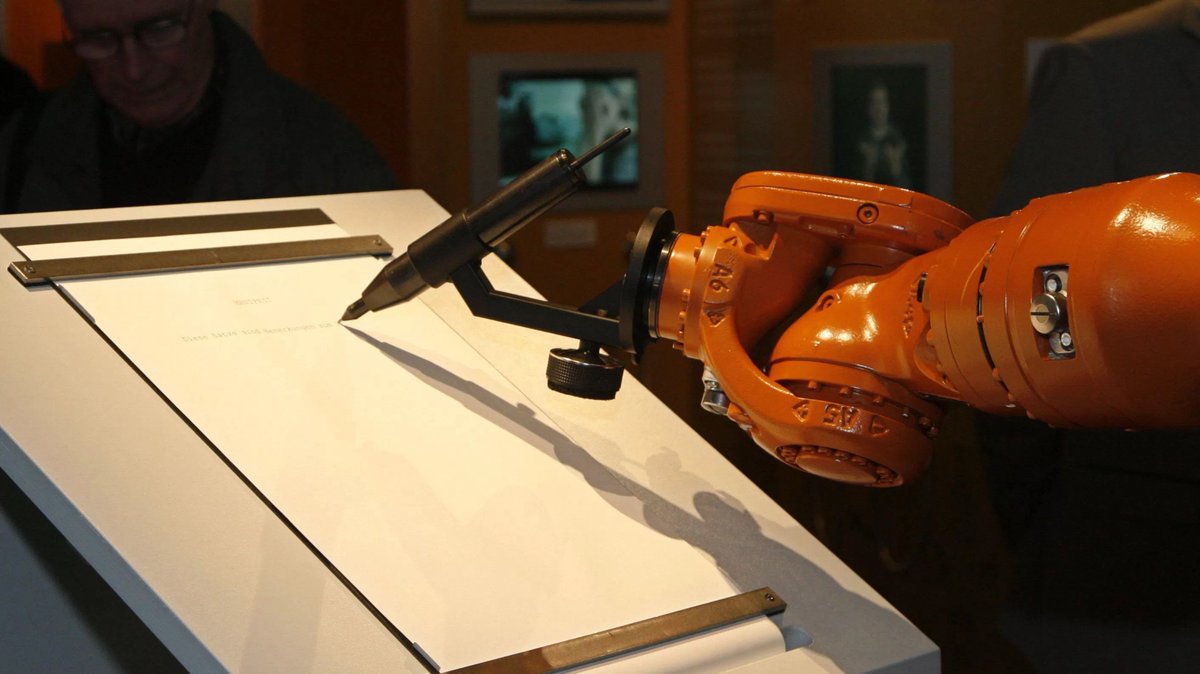 iyouport_news's tweet photo. ＃AI ＃job 自动化如工业机器人和无人汽车正在取代蓝领工人的工作，但白领工人并不能高枕无忧。日本富国相互生命保险公司据报道从2017年1月起用IBM的Watson Explorer取代34名人类保险理赔工人：https://t.co/ZCDowJKYUI https://t.co/26VdL4fqZ7