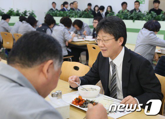 지들이 반대해서 정규직 안되던 사람들을 야당이 정규직 만들어주니까 숟가락 올리는 놈들. 진짜 이정도 얼굴이 두꺼워야 정치도 해먹고 사는구나 싶다.