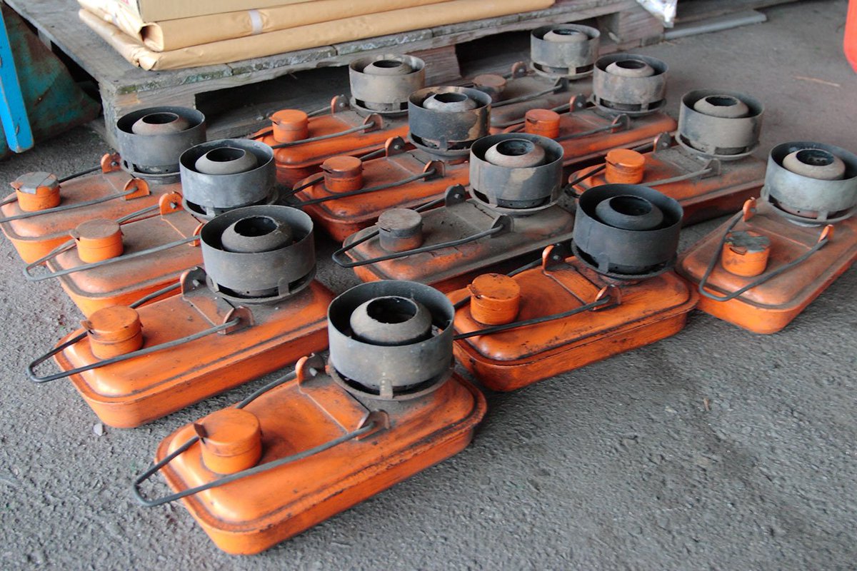 阪急電鉄 公式 ポイント融雪器 別名 融雪カンテラ の自己紹介の話題がすごく拡散していますね 先ほど駅へ行って 設置している様子を撮ってきました 赤の で囲ってある部分がそうです もちろん 必要のない時は火は付けていません U字溝