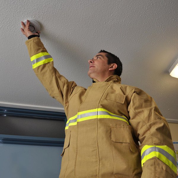 CheshireFire's tweet image. It's the 1st #TestItTuesday of 2017! Test your smoke alarm today, it could save your life! 

Please RT to warn others.