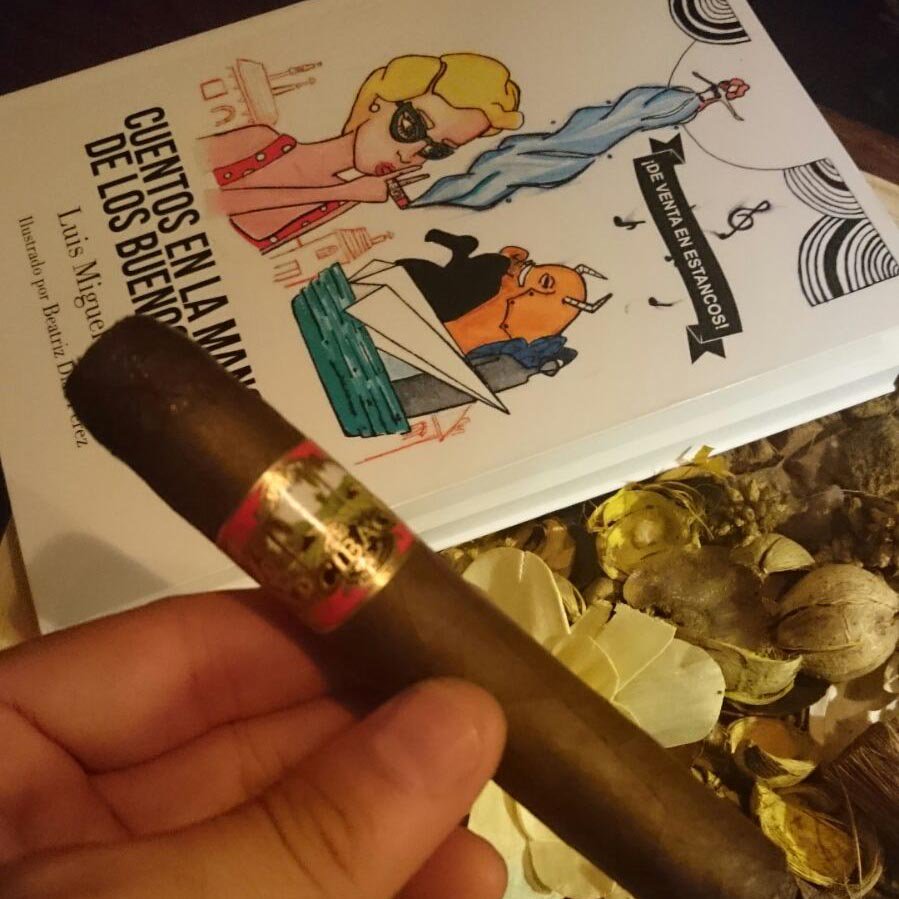 CasaTabaco's tweet photo. 👀 Ideas para la carta a los #ReyesMagos 🎁: caja de cigarros, humidor, petaca, cortapuros, libro #losbuenoshumos https://t.co/x8RRPKhvHW