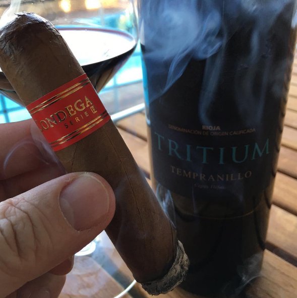 CasaTabaco's tweet photo. 👀 Ideas para la carta a los #ReyesMagos 🎁: caja de cigarros, humidor, petaca, cortapuros, libro #losbuenoshumos https://t.co/x8RRPKhvHW