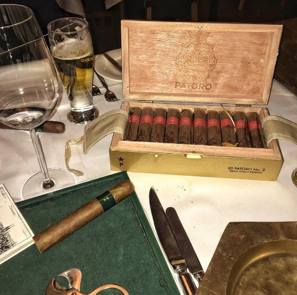 CasaTabaco's tweet photo. 👀 Ideas para la carta a los #ReyesMagos 🎁: caja de cigarros, humidor, petaca, cortapuros, libro #losbuenoshumos https://t.co/x8RRPKhvHW
