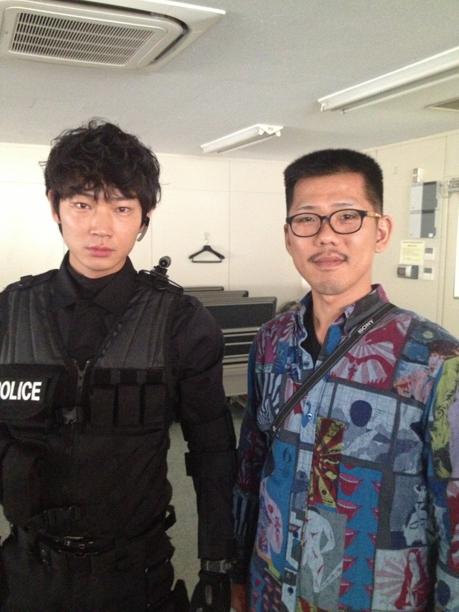 yutakatodo's tweet photo. ３年前か…こんな写真もどうぞ。
ドラマ第1話目の蘇我。タクティカルジャケットに身を包んで現れた綾野剛くんにはマ・ジ・で感動した。
命の盾編で向井君は完全に役に入っていて写真はお願いできる状態ではなかったのが残念……
（分け合ってチンピラの格好をしていた著者は無視してください） https://t.co/MJHhebC1Y6