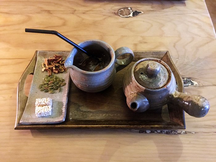 흑흑 여러분, 광화문 가시면 여기를 좀 가줘. <솔가헌> 이라고 한의사 하시던 분이 하시는 족욕/한방차 가게인데 족욕도 30분에 1만원이고 발 차가운 사람/뜨거운 사람 맞춰서 약재물 넣어준다. (바지 빌려줌) 한방차 종류도 많고. 사장님도 친절하심ㅜㅜ