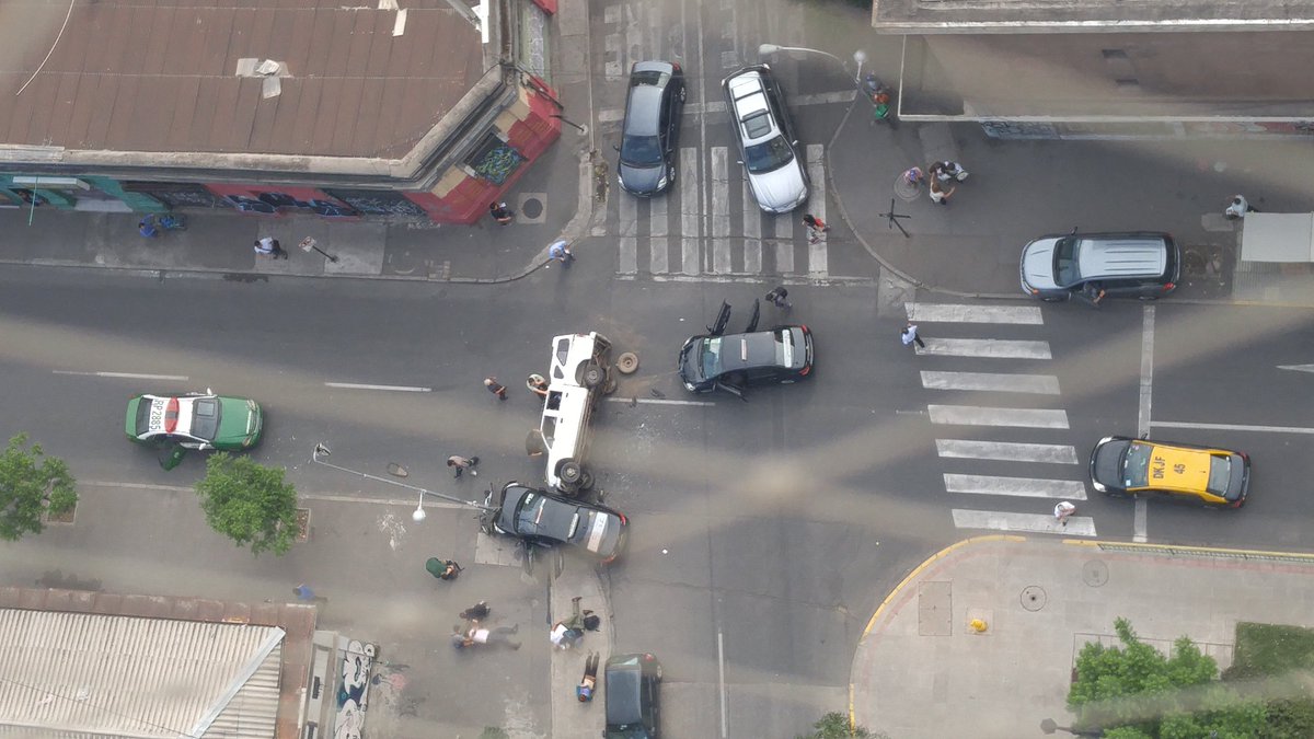 ATENCIÓN: Colisión con volcamiento en Lord Cochrane con Eyzaguirre  . Tránsito suspendido #Santiago