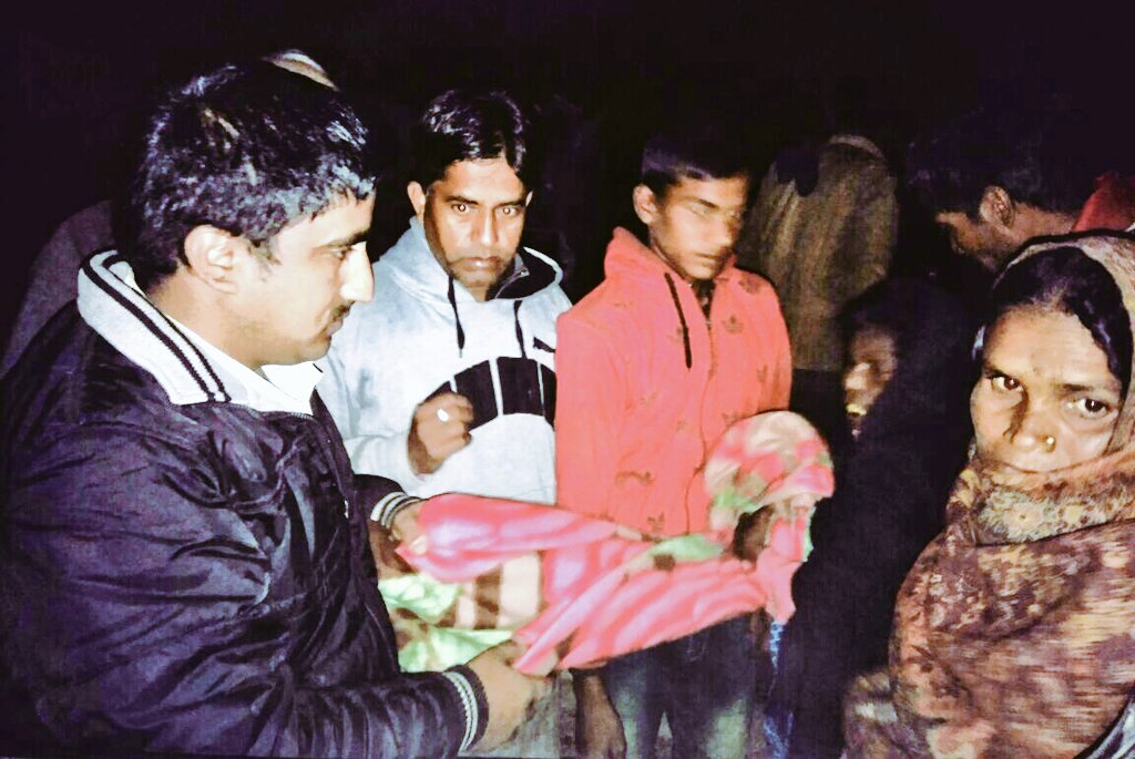 AasraaTrust's tweet image. Blankets donated #PYDS distributed by our #children to migrant labourers living under polythene sheets on roads near ISBT #payitforward