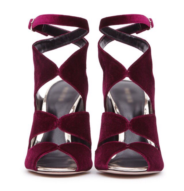 BristolStylist's tweet photo. Find luxury in your fabrics. Be brave with wintery velvets in strong sumptuous colours. https://t.co/vzVYTQogWB