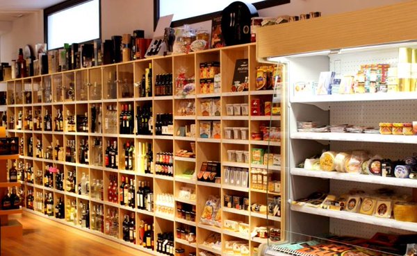 ¡No todo es #vino! Disponemos de una amplia variedad de productos #gourmet en nuestra #tienda de C/Arfe,20 #Sevilla. ¡Visítanos! #wine #food