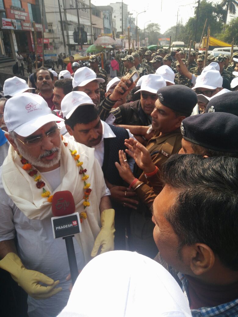 Sh. Rameshbhai Oza also spoke to the local media during the cleanliness drive in Dhanbad.
#MyCleanIndia