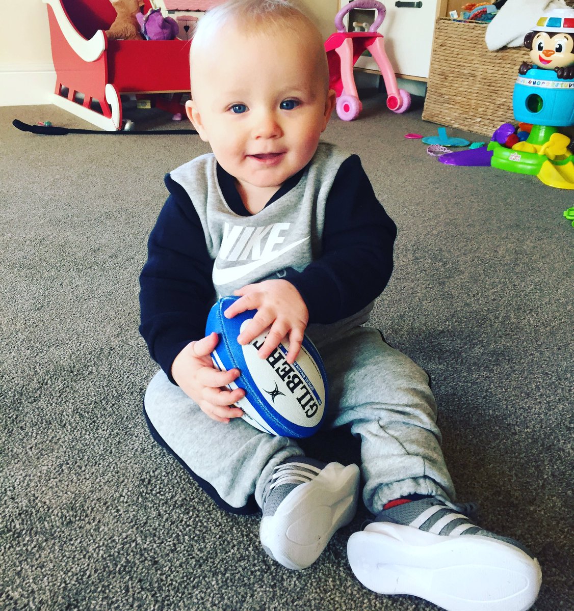 JessicaAnne87's tweet photo. #hunter #nike #adidas @JordanCrane86 https://t.co/uNVzXWJHIQ