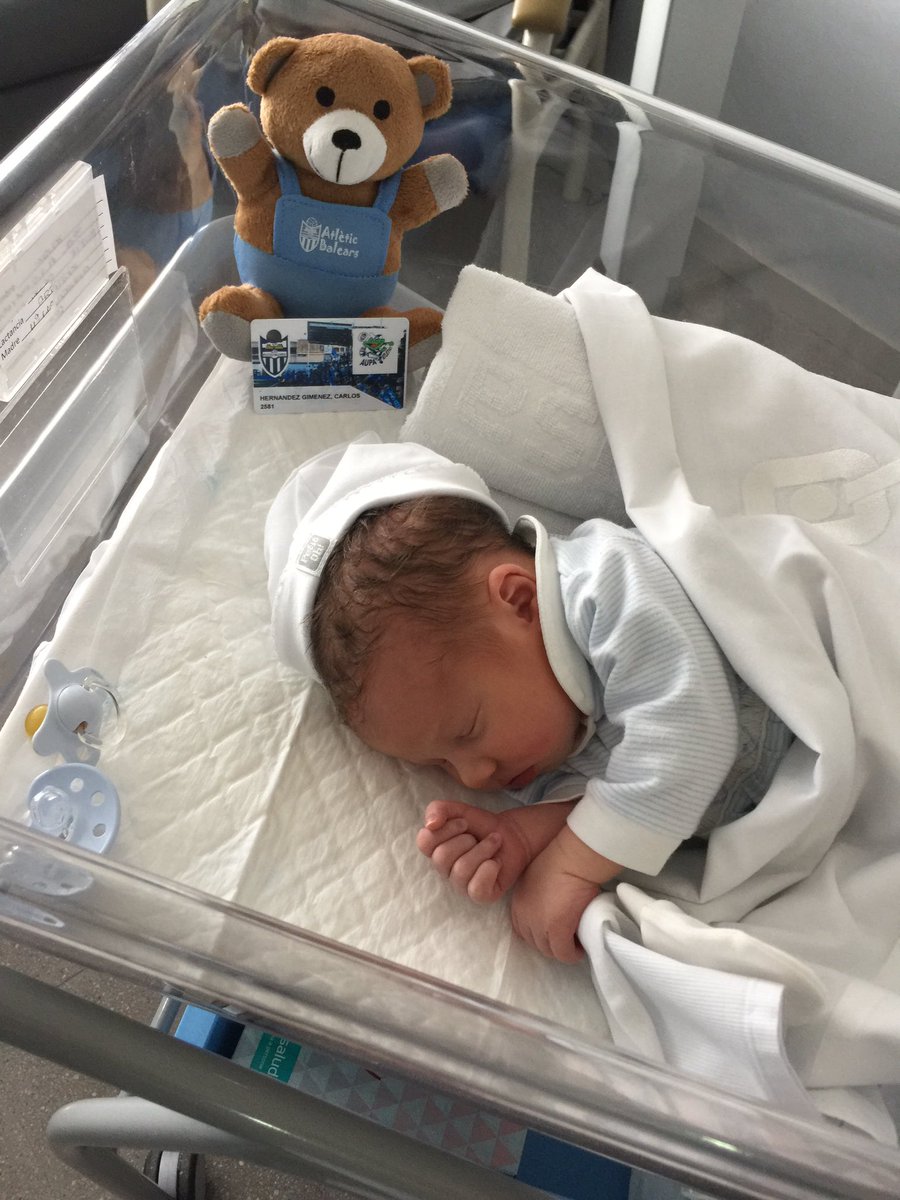 carloshern79's tweet photo. Detallarro del club fent soci balearico al petit Carlos, amb només un dia de vida! Soci @atleticbalears número 2.581. Moltes gràcies ⚪️🔵⚪️🔵 https://t.co/qkoeXmIxmc