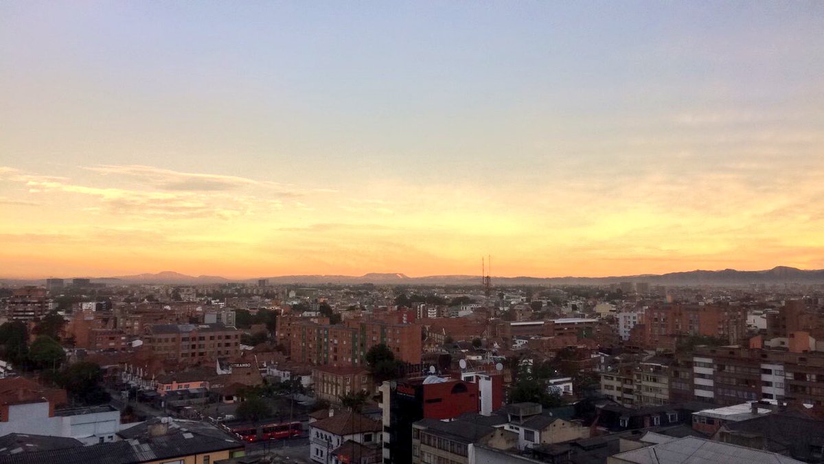 kalo7pb's tweet photo. Buenos días dice el universo 🙌🏻💜 #ArribaMundo #Desdelaventana #Bogotá https://t.co/gNSeh5q1tx