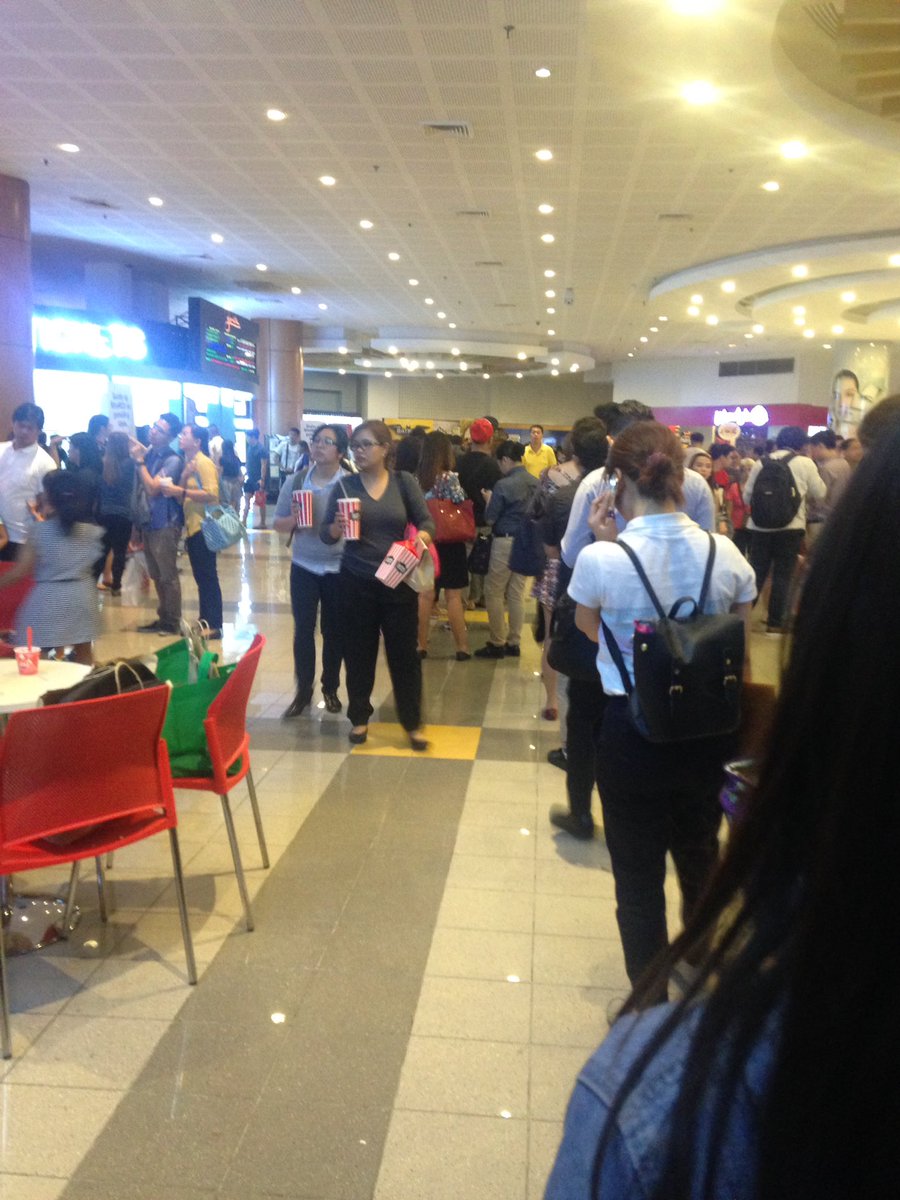 jokenkenAR's tweet photo. Hanggang ngayon pinipilahan pa rin ang MMFF movies dito sa Glorietta. Mabuhay ang pelikulang Filipino #MMFF2016 #ExtendTheMMFF https://t.co/9kOF6t0wsv