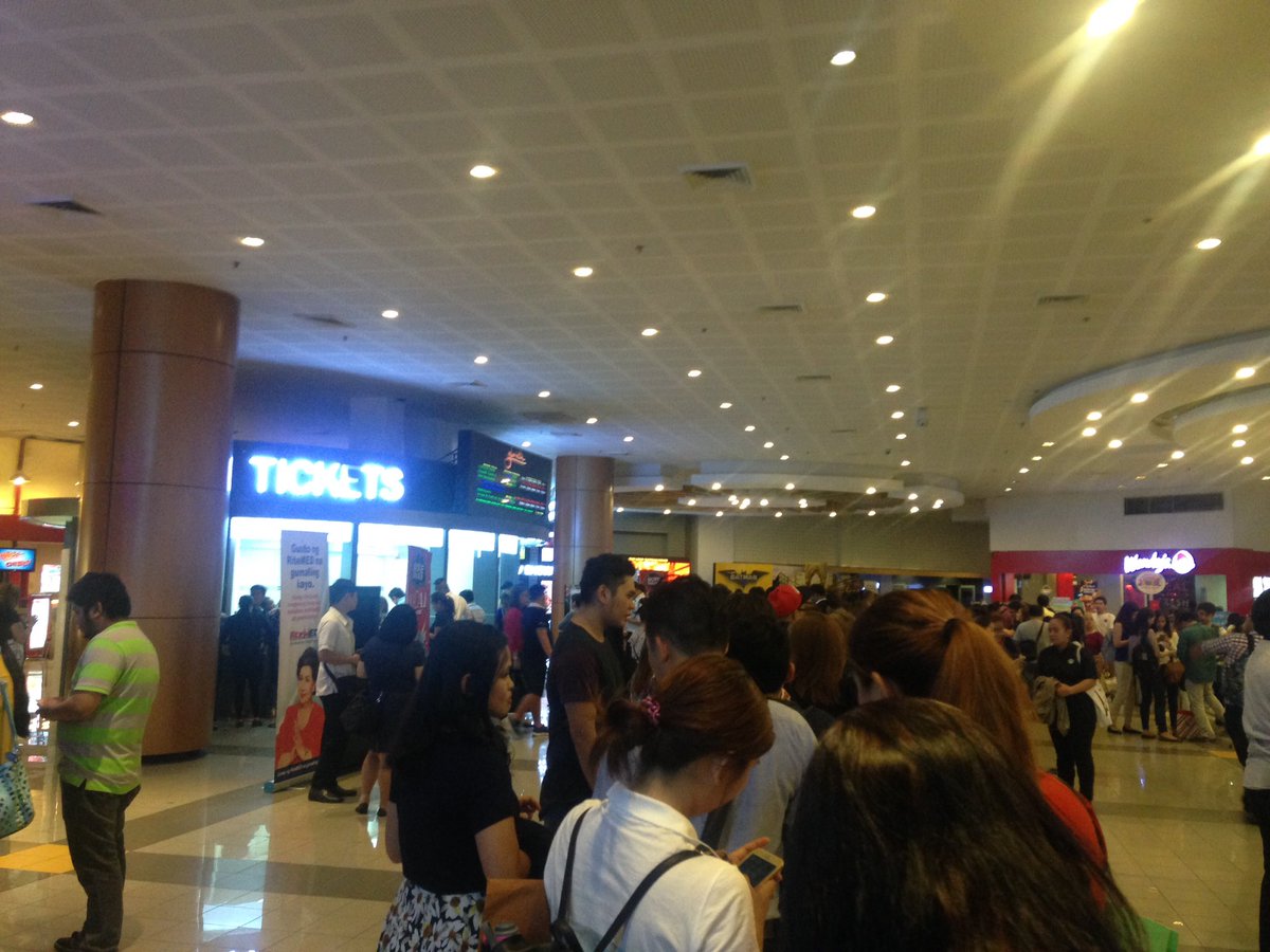 jokenkenAR's tweet photo. Hanggang ngayon pinipilahan pa rin ang MMFF movies dito sa Glorietta. Mabuhay ang pelikulang Filipino #MMFF2016 #ExtendTheMMFF https://t.co/9kOF6t0wsv