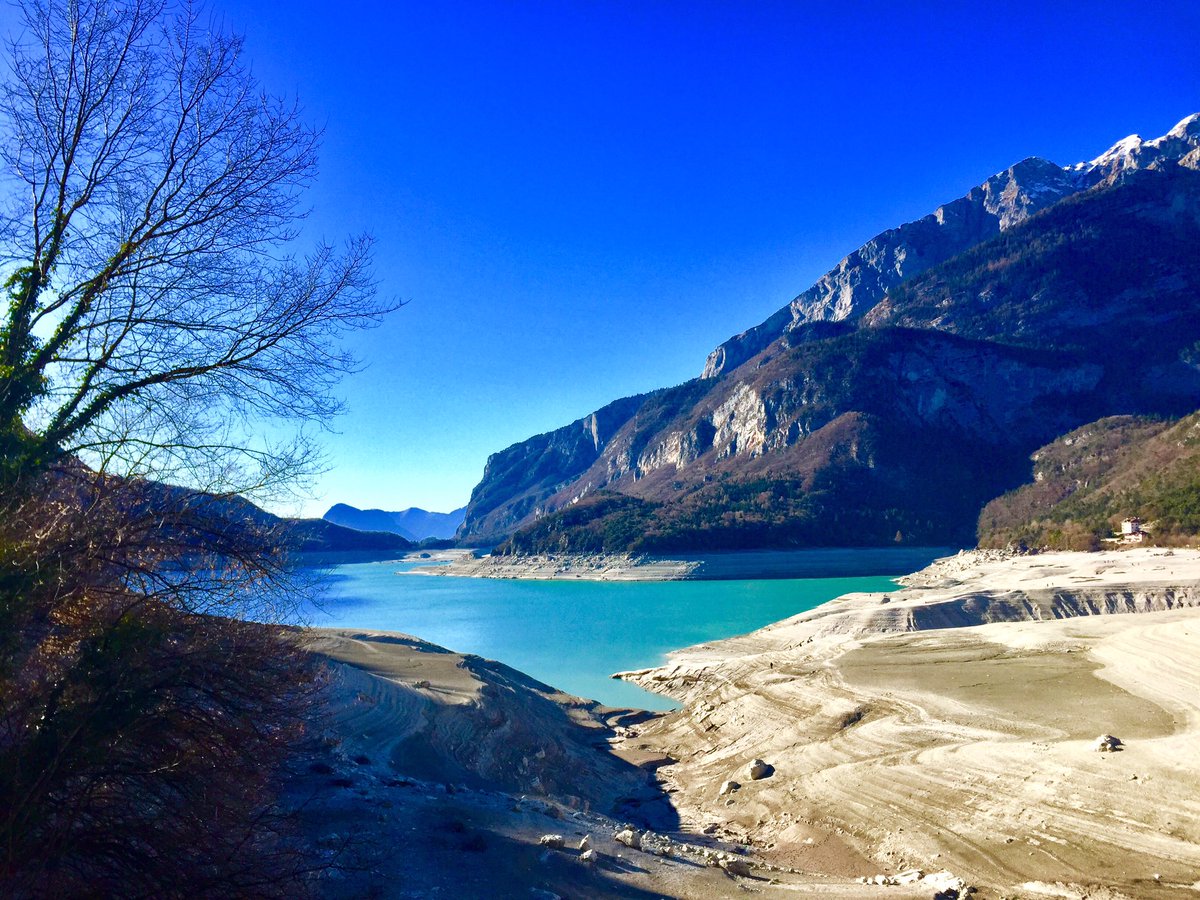 winemood's tweet photo. Estate e inverno. 
La terra e altri pianeti.
L'azzurro profondo del cielo e dell'acqua.
(Tutto in un'unica fotografia)
#Molveno #Dolomiti https://t.co/ZjAYSwJmMU