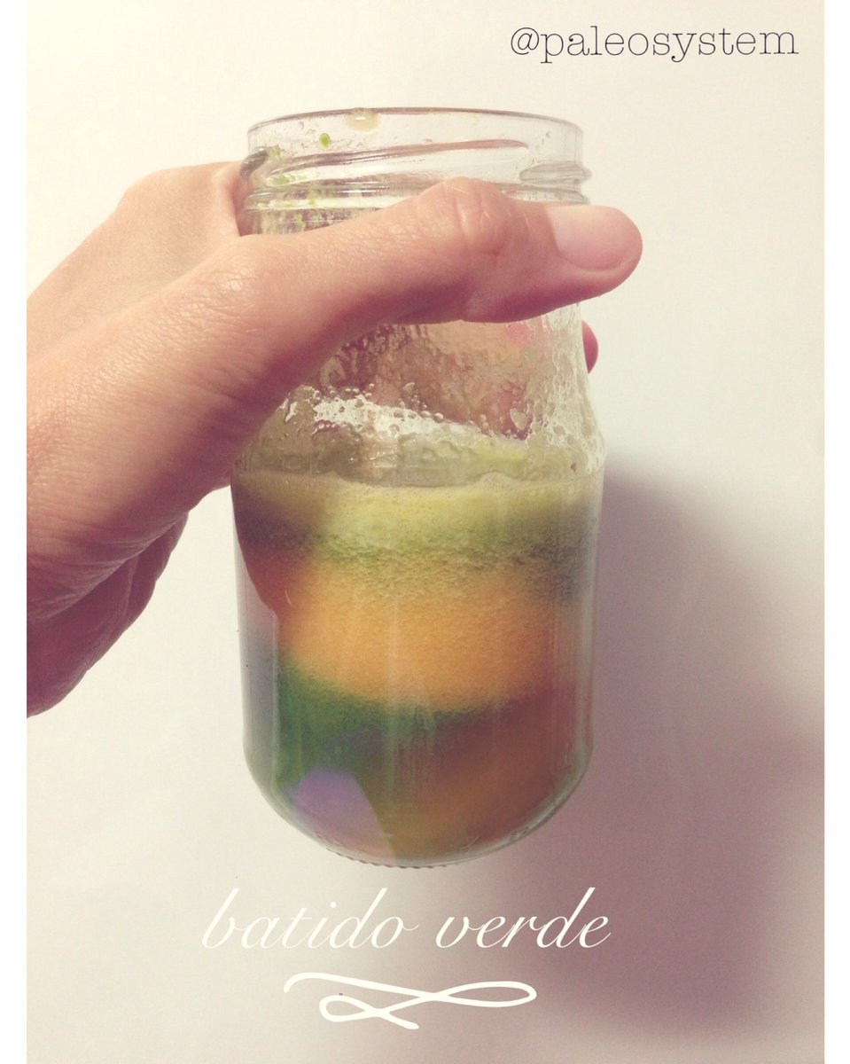 PaleoSystem's tweet photo. 1 pepino,1 melocotón, espinacas,menta,una pizca d jengibre fresco y 1/4 de piña natural. Licuadora y NO la batidora! Líquido está más rico 😋 https://t.co/gMdpZpZ7Ba