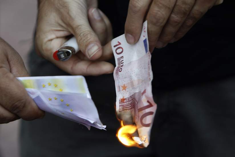 barroenlasbotas's tweet photo. El fútbol negocio de China. Si Carlos Tévez quema un billete de 10 euros recuperará esa cifra antes de que se haga cenizas. https://t.co/MjAQze60gD