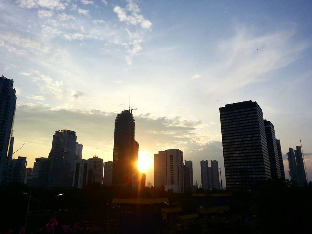 salmanbuzz's tweet photo. The Best Sunset in The Beginning Of the year 2017
#ThebestSunset #sunset #jakarta #instagood #instagtam #instabest… https://t.co/2wQTZYmI7i