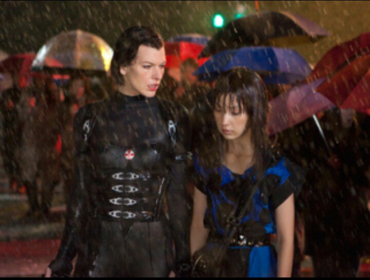 りな בטוויטר バイオハザード リトリビューションで渋谷を襲う第一感染者の青い服を着た女性 なんと歌手の中島美嘉さんだと今さながらに判明しました笑 普段キリッとしたメイクが印象的だったので ナチュラルな中島さんのギャップに驚きです 何回見