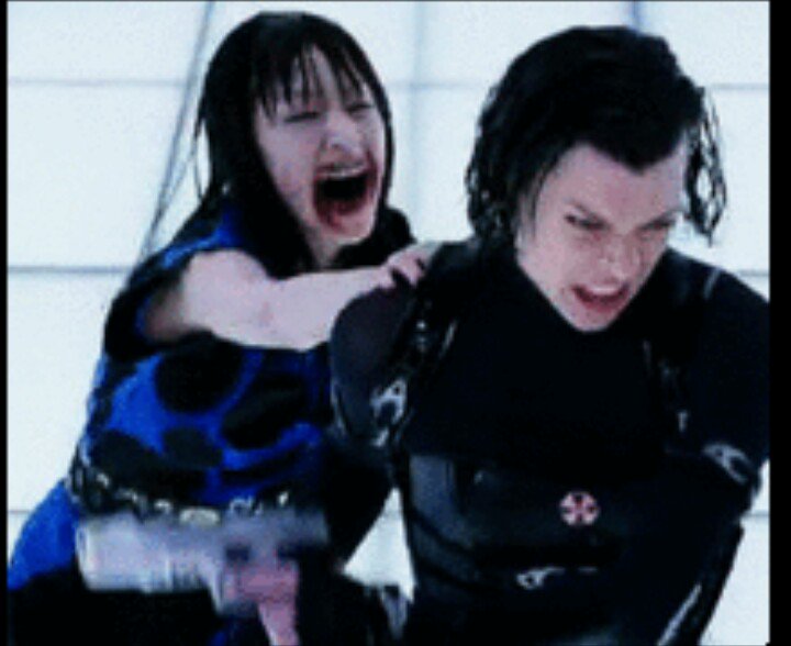 りな בטוויטר バイオハザード リトリビューションで渋谷を襲う第一感染者の青い服を着た女性 なんと歌手の中島美嘉さんだと今さながらに判明しました笑 普段キリッとしたメイクが印象的だったので ナチュラルな中島さんのギャップに驚きです 何回見