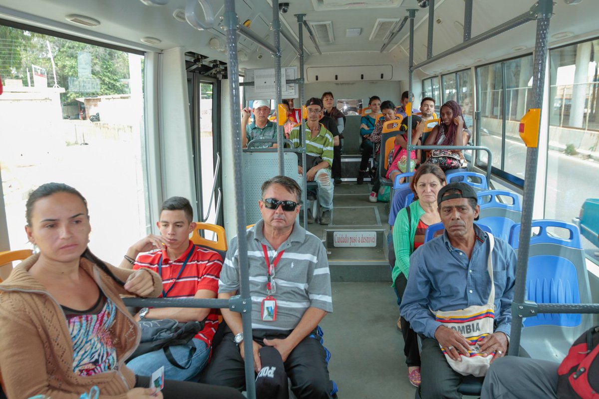 MetroMaracaibo_'s tweet image. ¿Y si conversamos en voz baja en las unidades? ¡Pruébalo, no te pasará nada malo! 😉 #CulturaMetro