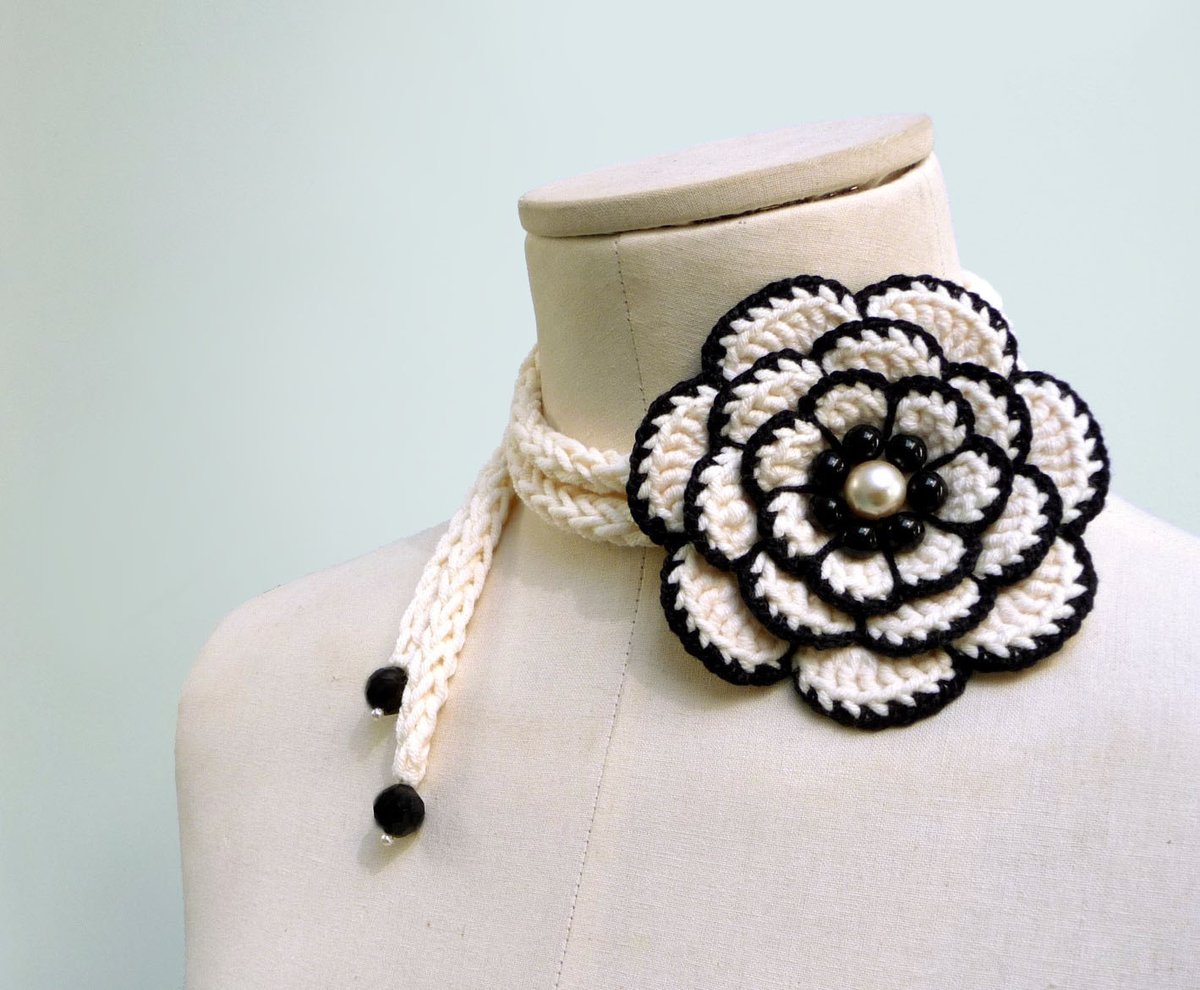 alexixela's tweet image. Crochet lariat necklace with big flower, black and white cotton with pearls - FULL BLOOM tinyurl.com/h4ae3up  #lariatnecklace #ixela