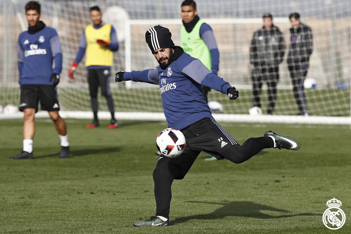realmadrid's tweet photo. 👑🏆⚽ #RMCity
Listos para el partido de Copa frente al @SevillaFC.

🗓 04/01/2017
⌚️ 21h15

#RMCopa #HalaMadrid https://t.co/7ly1Rxm5KL