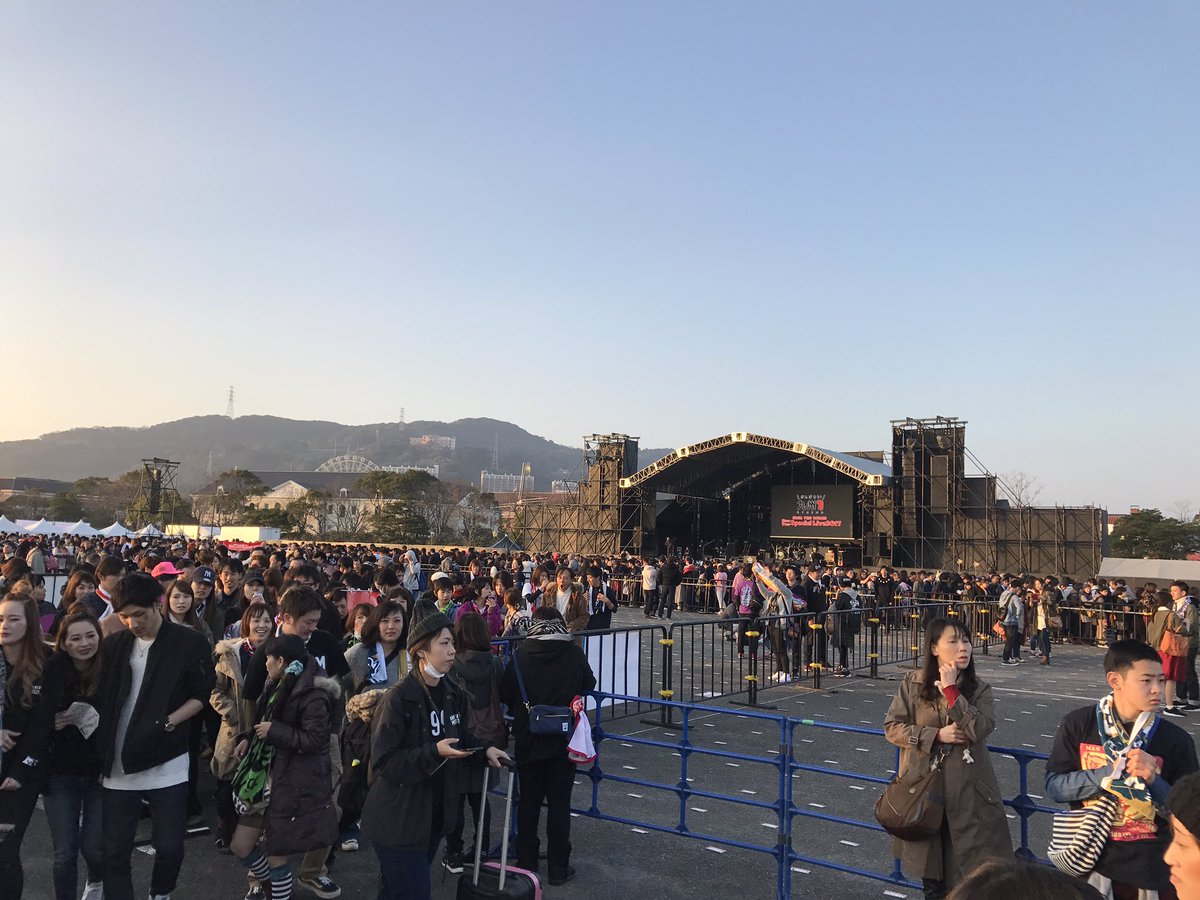 Sishimo0986's tweet photo. ニューイヤーライブ行ってきたーー！！
SHANKもカッコよかったし、武将隊もなかなか面白かった（笑）

でも1番楽しかったのはMWAMやね！
ずっとノリノリで最初からかっ飛ばしとった！！！🤘🤘🤘
またライブ行けたら行きたい👍👍

ちなみにキャパと行きました～🤘🤑
＃がんばろう九州 https://t.co/oKCgT7uwi0