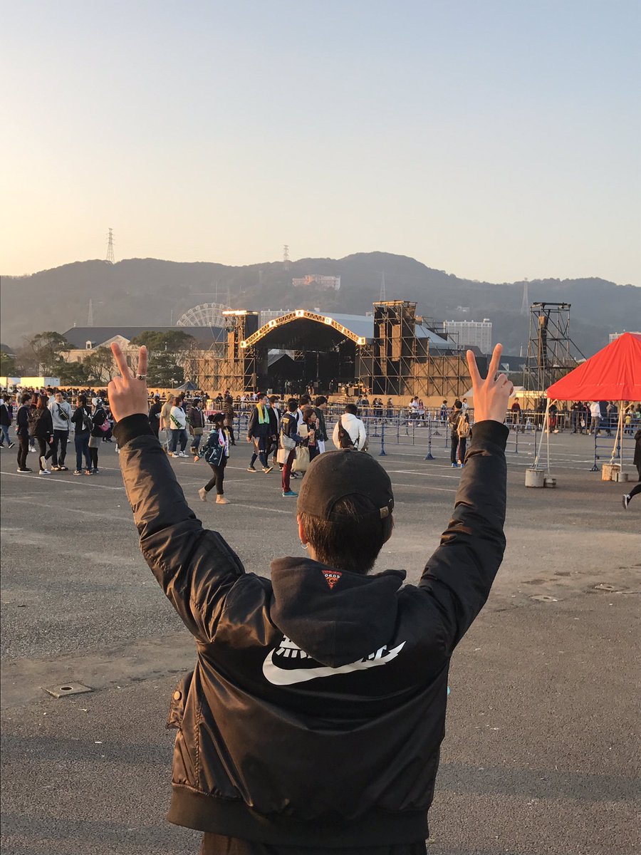 Sishimo0986's tweet photo. ニューイヤーライブ行ってきたーー！！
SHANKもカッコよかったし、武将隊もなかなか面白かった（笑）

でも1番楽しかったのはMWAMやね！
ずっとノリノリで最初からかっ飛ばしとった！！！🤘🤘🤘
またライブ行けたら行きたい👍👍

ちなみにキャパと行きました～🤘🤑
＃がんばろう九州 https://t.co/oKCgT7uwi0