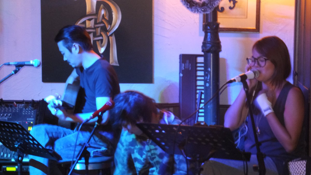 mollyroffeysg's tweet photo. Live entertainment for new year 2017 at Molly Roffeys. #liveband #countdown2017 #mrbb #welcome2017 https://t.co/6IbR7HLZqm