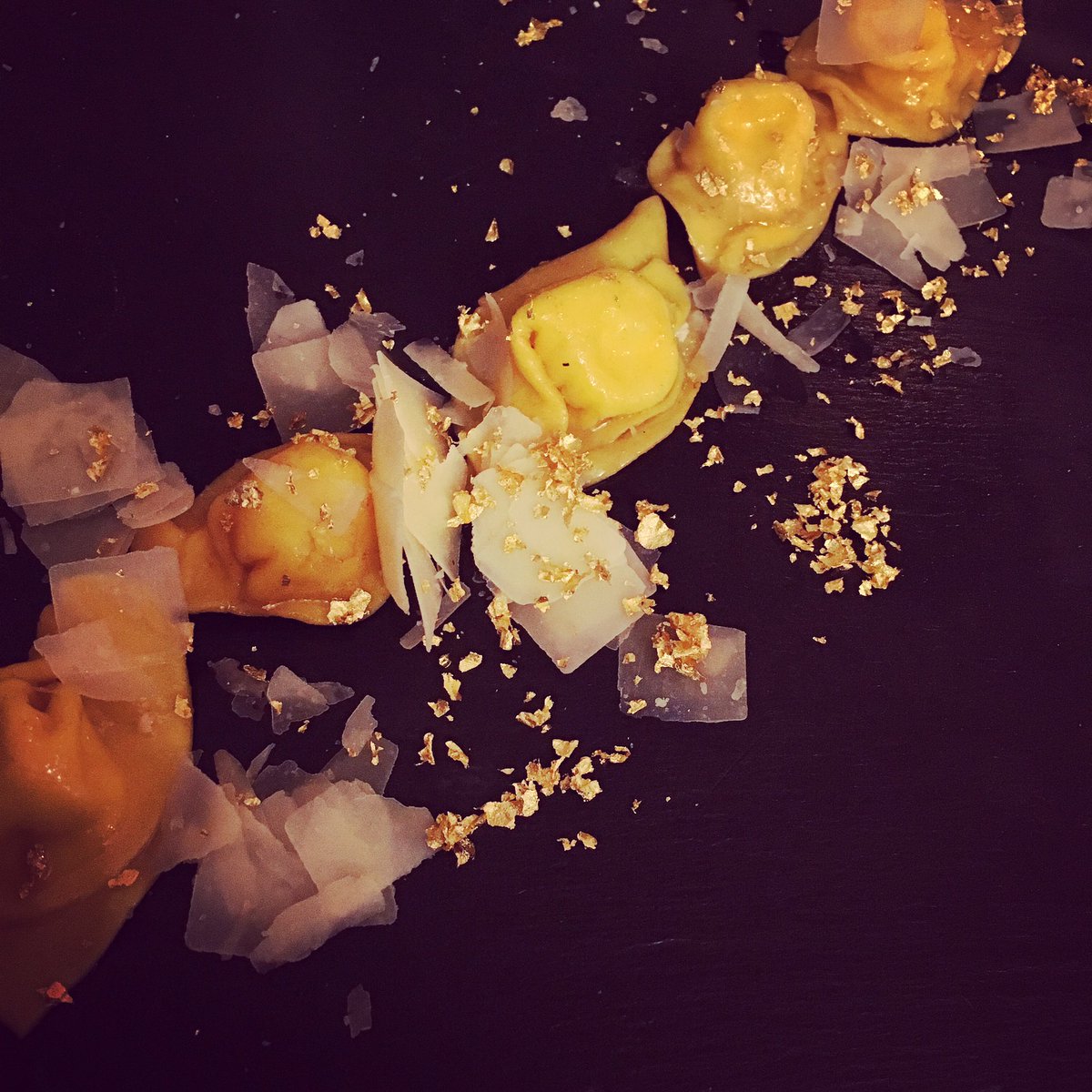 FolKitchen's tweet photo. #ravioli con #scaglie d' #oro ! #parmigiano #Silverio #SilverioRistorante #Faenza #gusto https://t.co/tWlS61ii1e