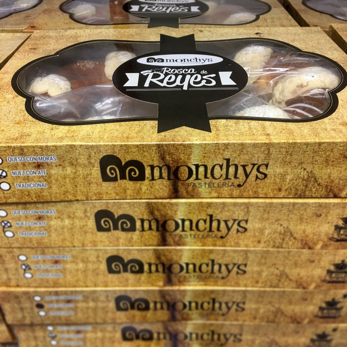 Pastel_Monchys's tweet photo. Disponible ya en nuestras sucursales y servicio a domicilio 🤴🏻👸🏻 #roscadereyes #diadereyes #servicioadomicilio #monchys https://t.co/93RAn31yz6