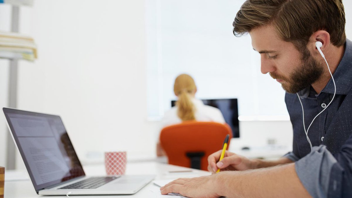 TheBMA's tweet image. Doctors: what advice would you give to your younger self when you were at medical school? #tipsformedstudents fal.cn/studentadvice