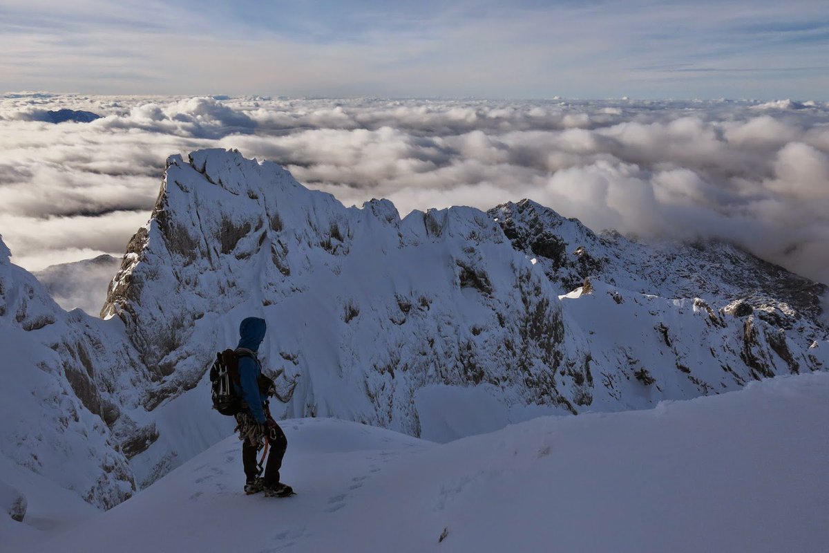 No hay mejor manera de comenzar el #AnoNuevo que divisando el horizonte en #Asturias y #Cantabria 🏔#PicosDeEuropa <a href="/sturiasVertical/">Asturias Vertical</a>