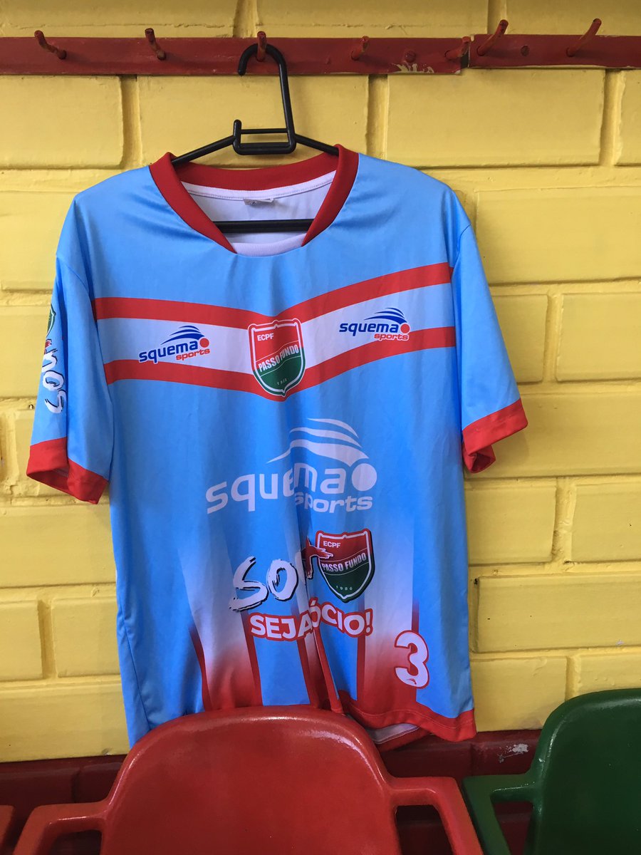 SouPassoFundo's tweet photo. Achei a camisa, lá no vestiário. 

Que tal sortear entre todos que derem retwite? Tá valendo!!
Quem der RT e nos seguir tá concorrendo!!! https://t.co/LOmyweyjgV