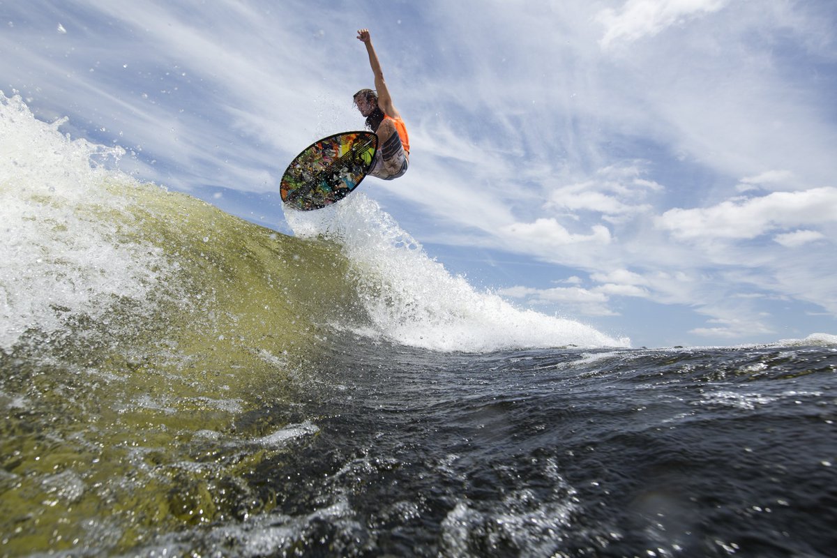 ✌🏻️@erikruck #2017lunatic #ronixsurf #focusonfun #oneloveinwake #fortifiedwithlakevibes #ronix2017